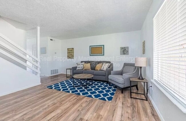 Building Photo - 1705 Beaumont Dr