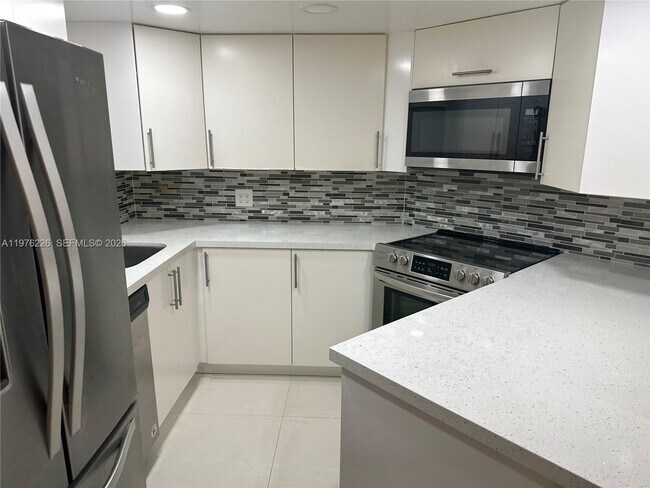 Foto del edificio - 8333 Lake Dr