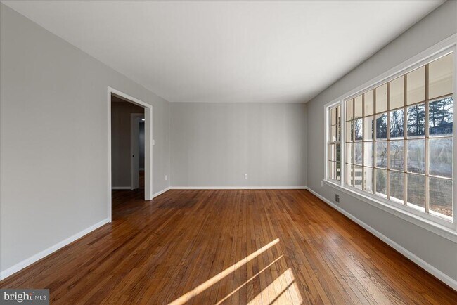 Foto del edificio - 641 W Country Club Dr