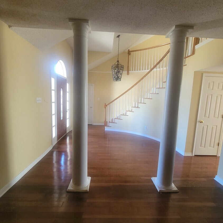 Primary Photo - 125 Moonraker Dr