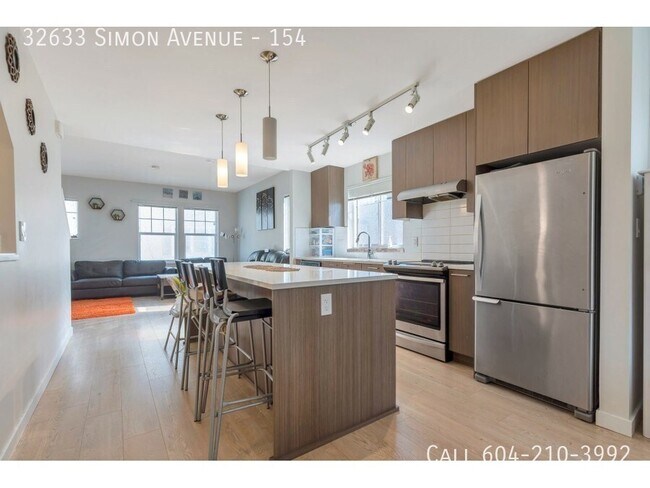 Photo du bâtiment - Corner Unit Townhouse In Abbotsford!