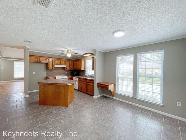 Foto del edificio - 3 br, 2 bath House - 18063 Autumn Leaves Dr.
