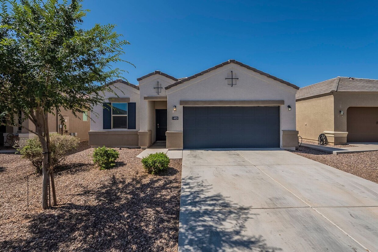 Foto principal - Gorgeous 4 Bed / 2 Bath Home – Move-In Rea...
