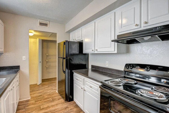 Building Photo - Costa Del Lago