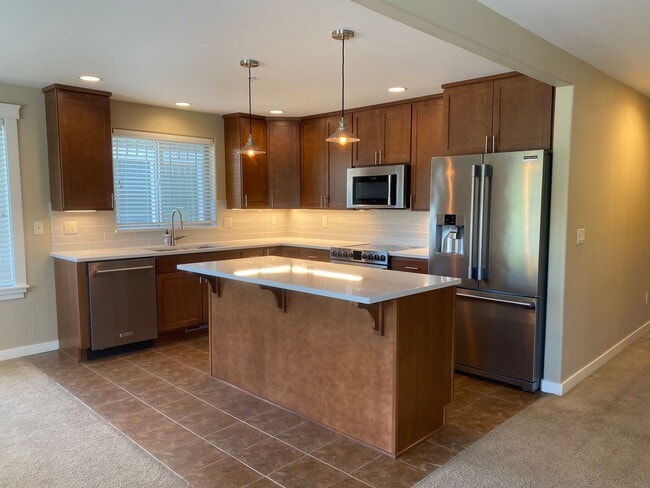 Building Photo - Spacious 3 Bedroom/ 3 Bathroom Near Boat L...