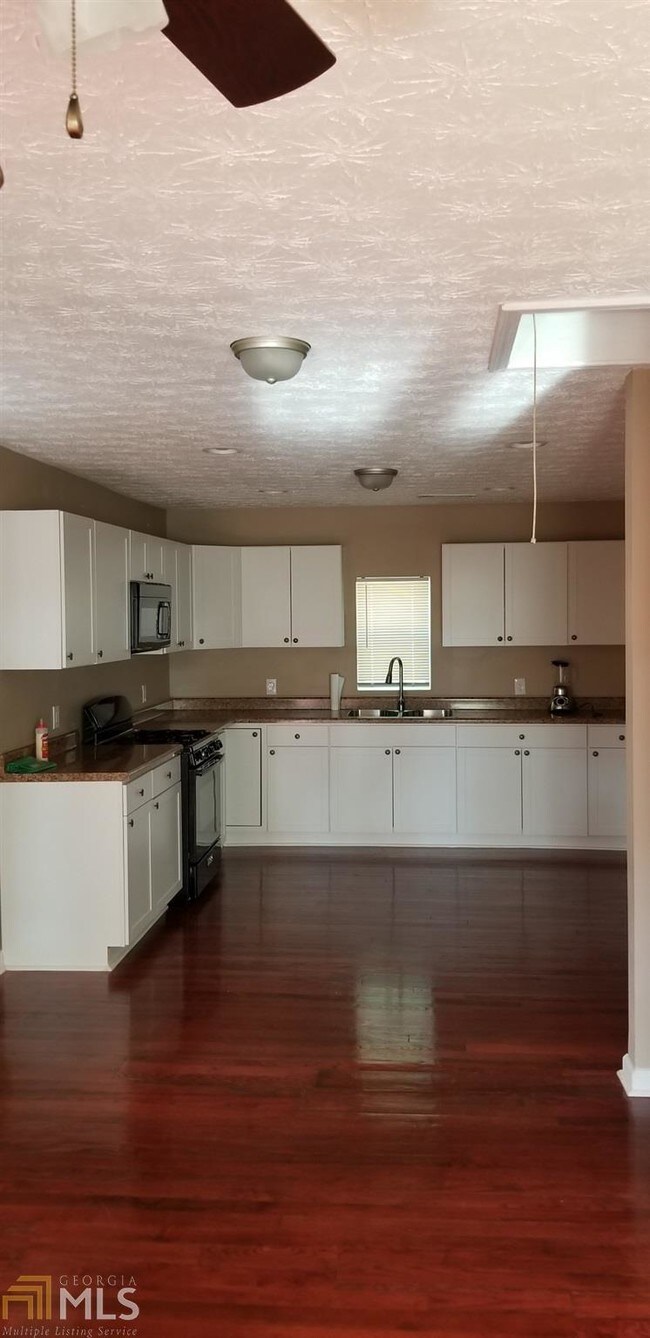 Building Photo - 1689 Oak Knoll Cir SE