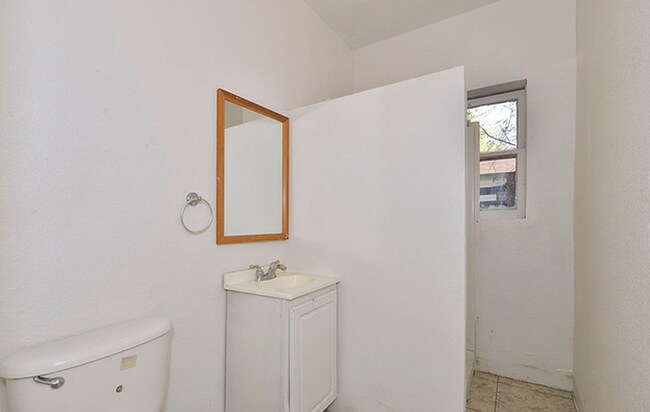 Building Photo - 113 S Olive St