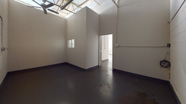 Foto del edificio - 3390 S Market St