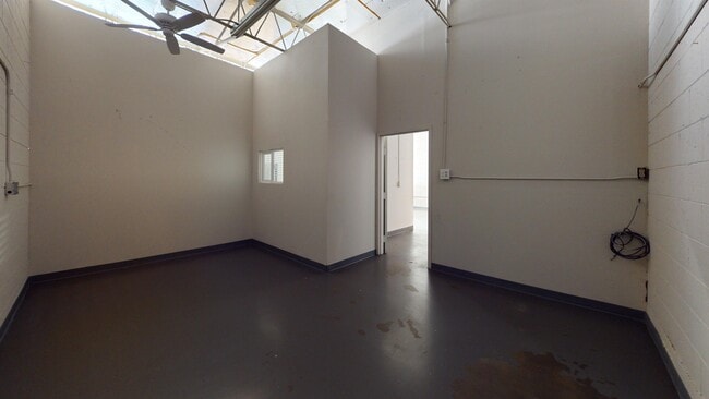 Building Photo - 3390 S Market St