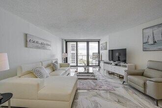 Building Photo - 320 Seaview Ct