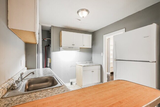 Building Photo - Recently Remodeled Clean Home for Immediate Move-In