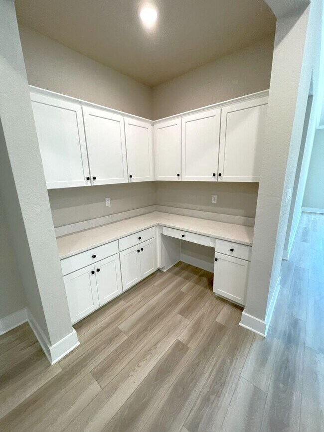 Building Photo - Gorgeous 4-Bed/3.5 bath in Big Sky Ranch -...