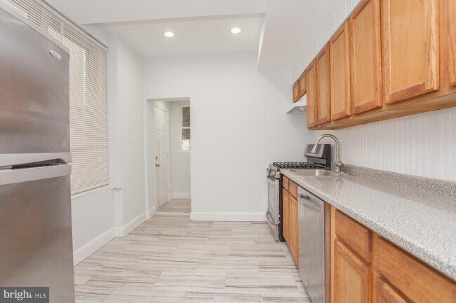 Building Photo - 5229 Ridge Ave