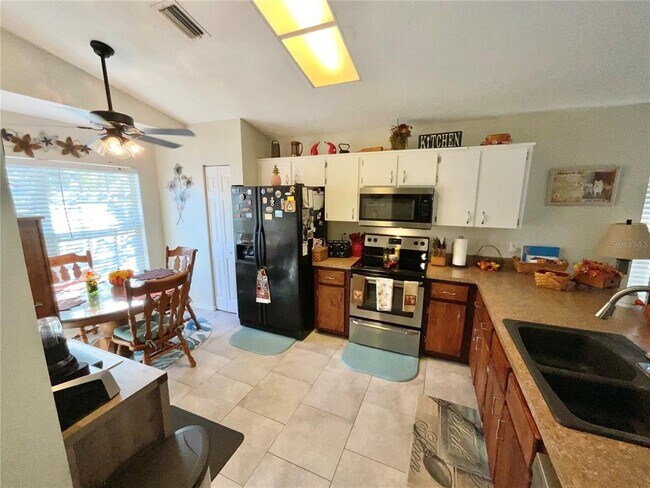 Foto del edificio - 7831 Barclay Rd