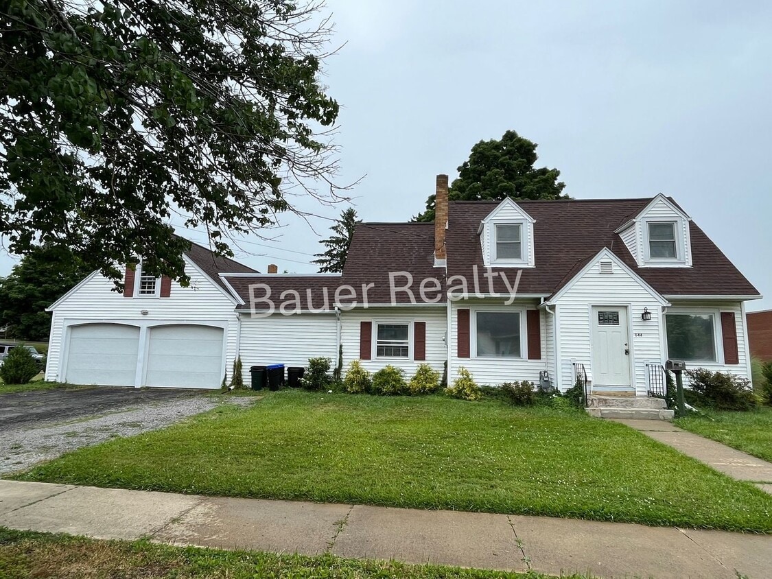 Primary Photo - Huge Home Next to Ashland University