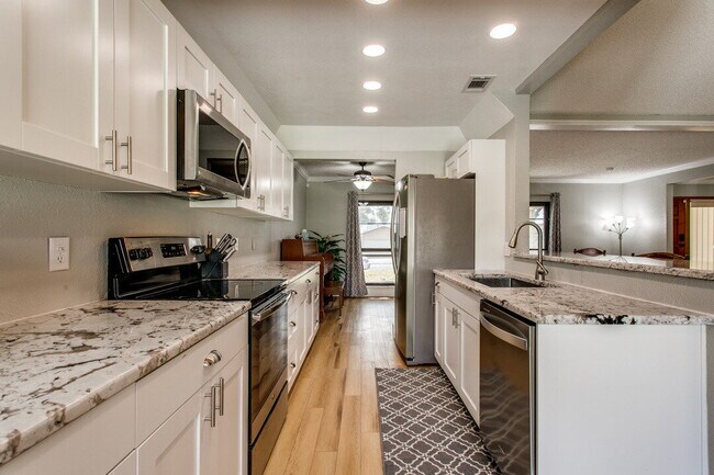 Foto del edificio - "Charming 3-Bedroom Haven with Cozy Fireplace in San Antonio – 1570 Sq Ft of Comfort!"