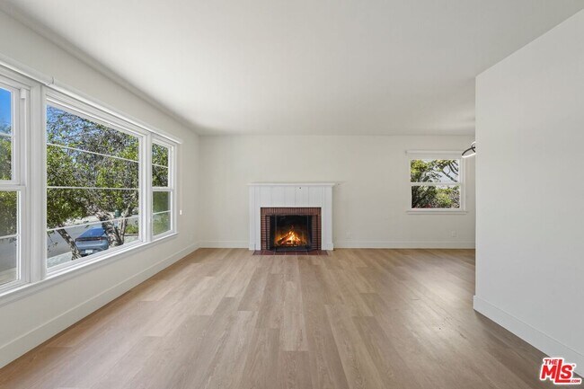 Foto del edificio - 2943 Los Olivos Ln