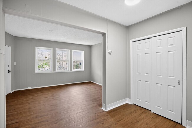 Building Photo - 5446 Narcissus Ave
