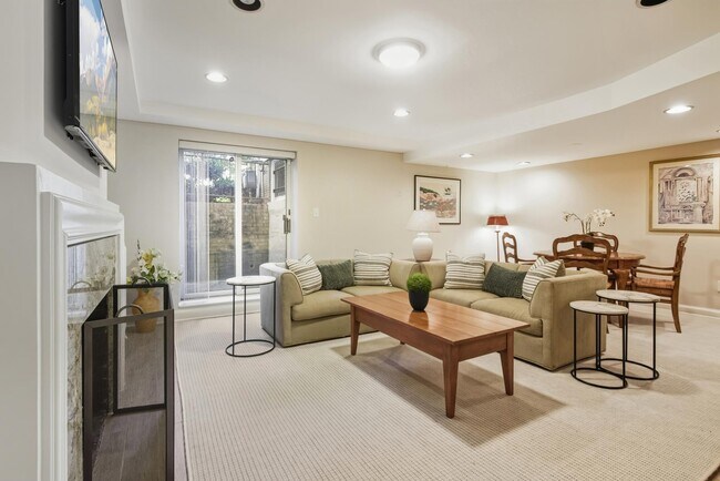 Foto del edificio - 2619 Woodley Pl NW