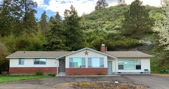 Building Photo - 3.5 Miles   to OIT and Sky Lakes 4 bdrm, 3...