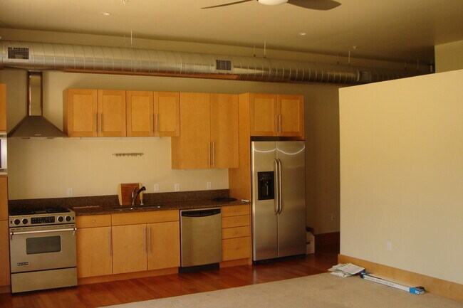 Kitchen - 555 Rivergate Ln