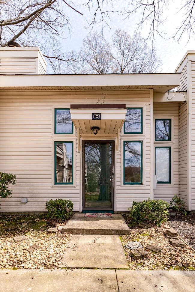 Building Photo - Mid City Townhouse