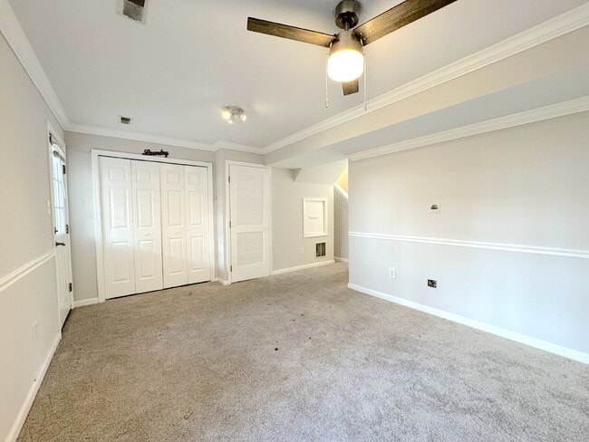 Foto del edificio - Inviting Suburban Retreat with Spacious Layout and Timeless Hardwood Flooring