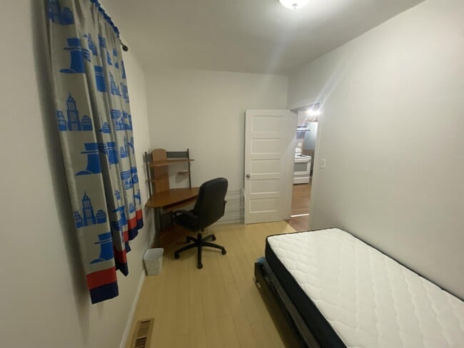 Building Photo - 120 Norah St N