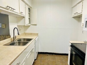 Building Photo - 2800 Jeanetta St