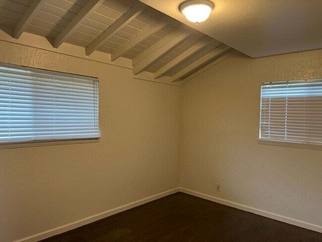 Foto del edificio - Central heat and air. Real hardwood floors.