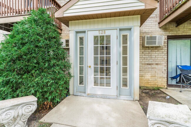 Building Photo - 528 Spruce Dr