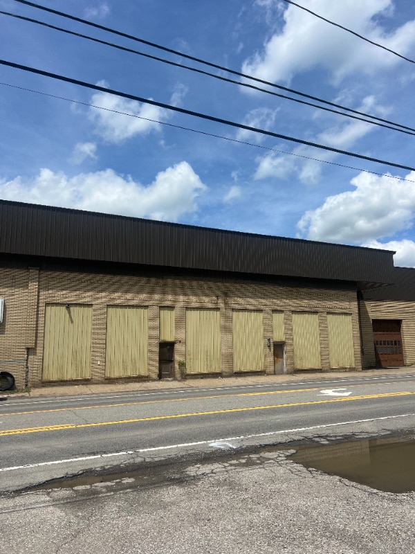 Building Photo - 131 River Rd