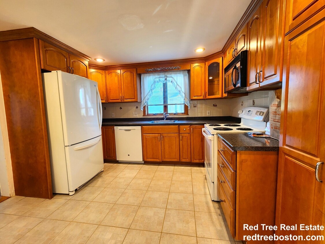 28 Baker St Unit 1, Belmont, MA 02478 Condo for Rent in Belmont, MA