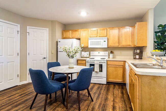 Spacious Kitchens with Breakfast Bar and Room for a Table - Redwood Vermilion