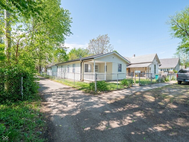 Building Photo - 450 Duane St