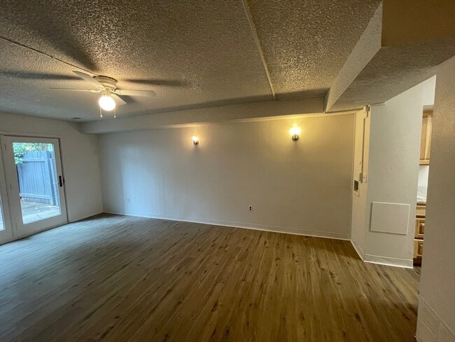 Building Photo - 850 Sir Galahad Dr