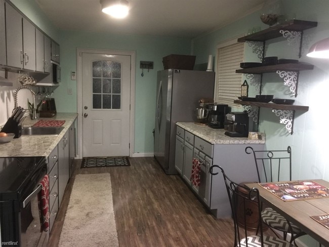 Building Photo - 3 br, 1 bath House - 21 Burbank BLVD