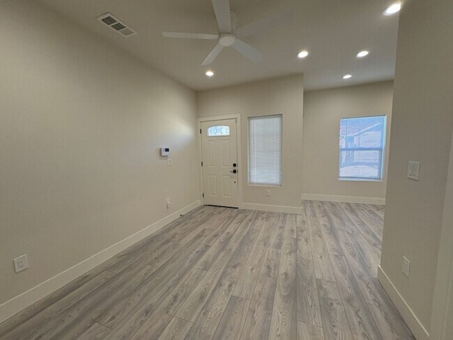 Building Photo - Two bedroom near Historical downtown Folsom