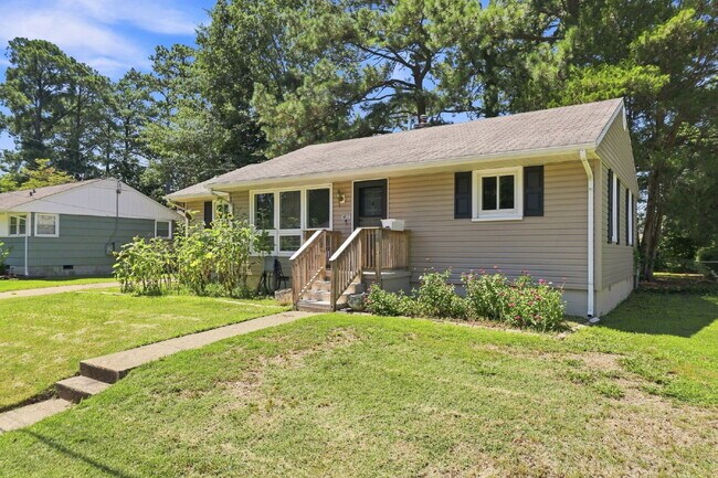 Foto del edificio - Updated Ranch with Garage, Fenced Yard & One-Level Living