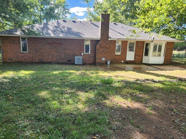 Building Photo - 3430 N Farm Road 171