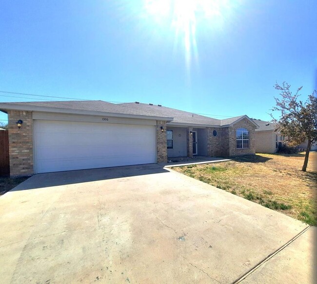 Building Photo - Spacious 5-bedroom 2.5 bath home in Quiet ...