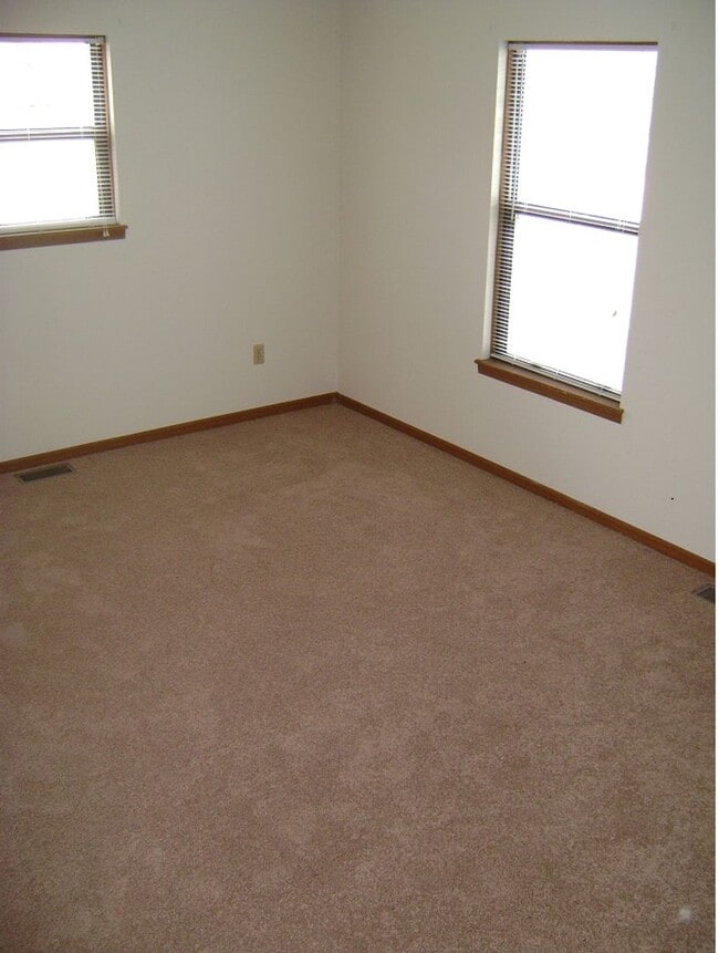Building Photo - 6057-6059 Red Oak