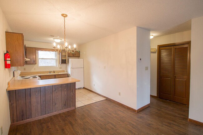 Building Photo - 1600 Parkside Dr