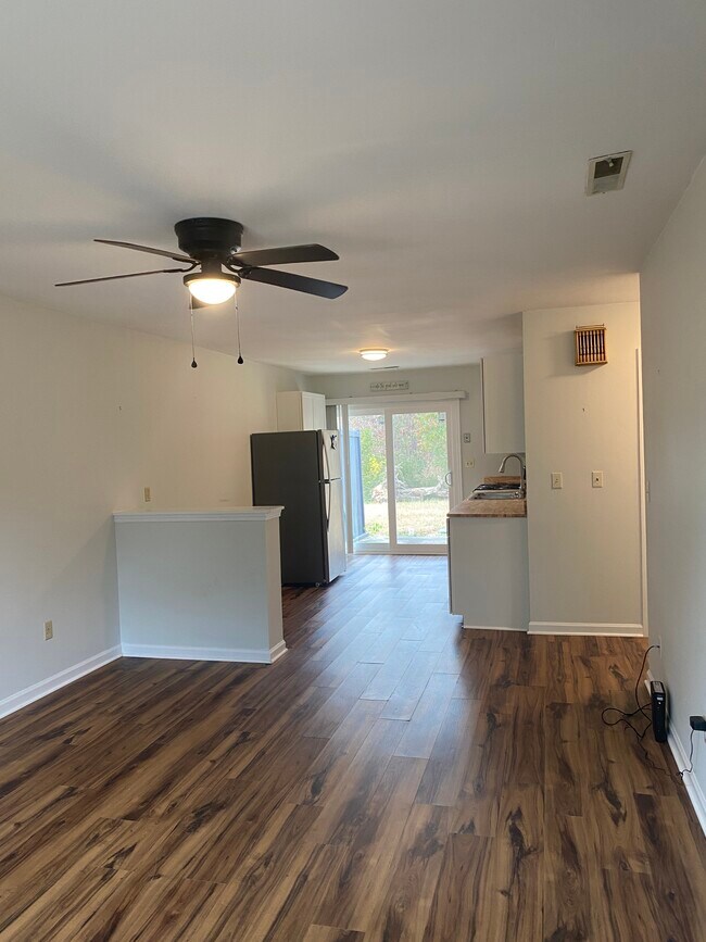 Foto del edificio - 8740 Millard Lee Ln