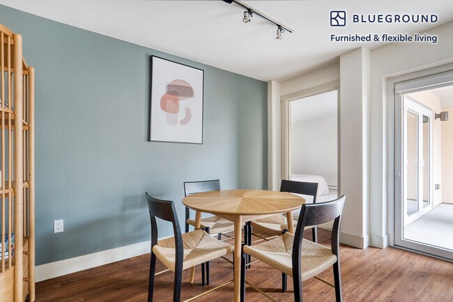 Foto del edificio - 10555 Main St