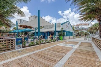 Building Photo - 2601 S Palm Aire Dr