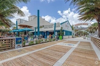 Building Photo - 2601 S Palm Aire Dr