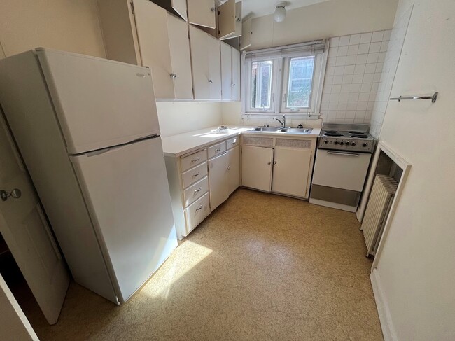 Building Photo - 1406 Drake St