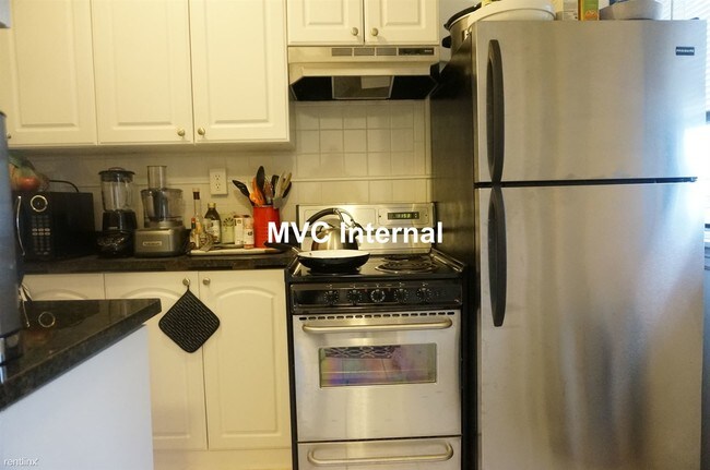 Building Photo - 1 br, 1 bath  - 230 Walnut St