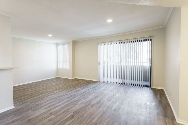 Interior Photo - 6310 Sylmar Ave
